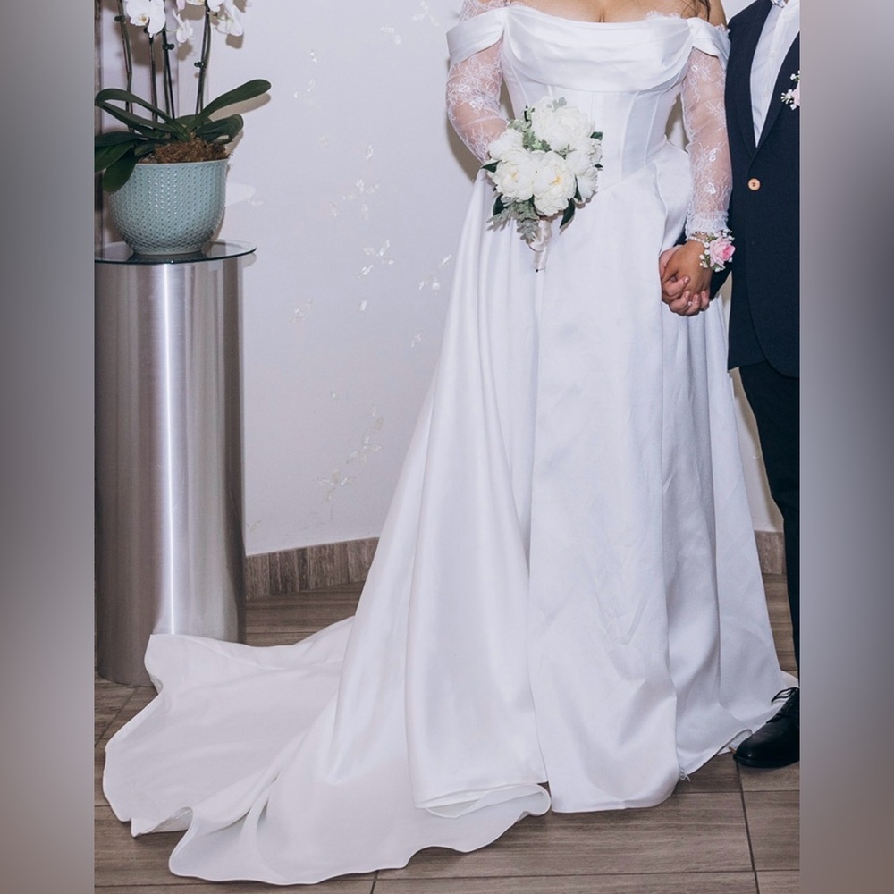 Elegant Off-Shoulder White Lace Corset Wedding Dress - Picture 5 of 7